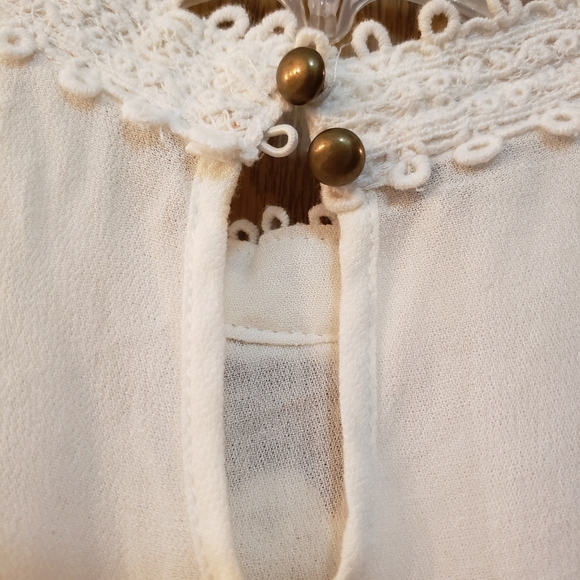 Beautiful baby doll, slightly off white, sleeveless, crocheted lace blouse. - Picture 5 of 8